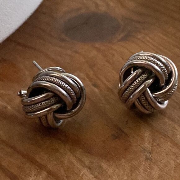 💛 925 Large Love Knot Stud Earrings - Picture 2 of 6